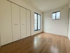 木の温もりがやさしいフローリングとシンプルなクロスで、住む人のこだわりを活かす洋室＾＾広めのクローゼットもあり荷物もすっきり片付けられ、ゆとりのある暮らしが出来ます＾＾