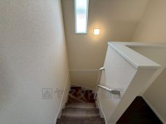 お子様も高齢の方も安心して上り下りができる手摺がついた安心設計です。 階段には小窓を配置しました。日中でも暗くなりがちな階段下が明るくなり安全ですね。