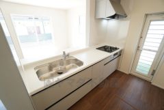 対面式カウンターキッチンでお子様の様子が見守れます。カウンタートップは耐熱性に優れており、日ごろのお掃除もふき取るだけでＯＫ。ステンレスシンクも簡単にお掃除できますよ。