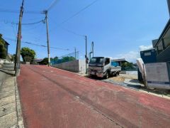 前面道路は北側約5.6ｍ、東側約5.9ｍの公道に面しています＾＾