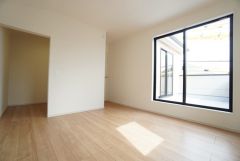 8.1帖。主寝室としてお使いいただけそうなこちらのお部屋は、日当たりが良く、爽やかな風を感じて起きる朝は、快適生活の始まりに。