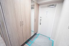 たっぷり収納できるシューズボックス付きです。シューズボックスは全身鏡付きで、お出かけ前にコーディネートのチェックが出来ますね。