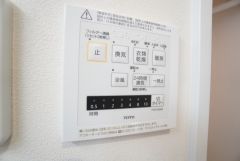 浴室暖房乾燥機付き。天候に左右されず、いつでも好きなときに洗濯物を干せるので、仕事や家事で忙しい方に重宝します。