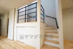 リビング階段は顔を合わせる時間が増えるので、ご家族とのコミュニケーションがとりやすく距離がグッと縮まりそうですね＾＾スキップフロア付きの階段です＾＾