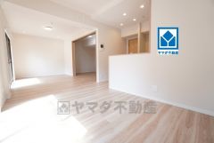 窓から光が差し込む明るいダイニングです＾＾