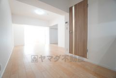 大きな掃き出し窓あり。陽光あふれる明るい空間です。ゆったりと寛げる憩いの場となりそうです。