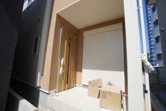 家の顔となる玄関扉がかっこいいと、たくさんの人を招き入れたくなりますね＾＾奥まって設置されており、雨にも濡れにくくなっています。