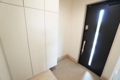 採光も考えられた明るい玄関です。たっぷり収納できるシューズボックス付きなので、家族全員の靴がきれいに整頓できます。