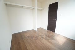 オープンクローゼットは、扉の開閉動作がないので荷物の出し入れがスムーズになります。衣類を綺麗にまとめておしゃれにまとめれば、お部屋のアクセントにもなります＾＾