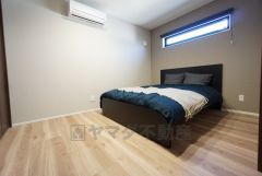 6帖。主寝室としてお使いいただけそうなこちらのお部屋は、日当たりが良く、爽やかな風を感じて起きる朝は、快適生活の始まりに。