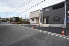 右1号棟。 前面道路南西側：約6ｍ公道。 前面道路が広々しているので、駐車もラクラクです＾＾