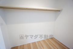 ウォークインクローゼット付き＾＾ハンガーパイプ下にボックスを置いて、枕棚を活用して、たっぷりと収納できそうです＾＾