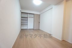 収納量たっぷりのクローゼット付です。ハンガーパイプ付で散らかりがちな洋服類もきれいに整理できます。使用頻度が少ないものは枕棚の上に、足元には3段ボックスを置いて、フル活用できるクローゼットです＾＾