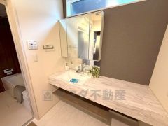 ホテルライクなデザインかつ広々としたカウンターを採用。二人並んで身支度できるため、忙しい朝もゆとりを持って準備することができます＾＾