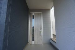 家の顔となる玄関扉がかっこいいと、たくさんの人を招き入れたくなりますね＾＾奥まって設置されており、雨にも濡れにくくなっています。
