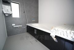 1日の疲れを癒すくつろぎのバスルーム。足を伸ばしてもゆったりと入れるサイズです。お子様と一緒にお風呂に入っても狭くないですね＾＾