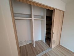 洋室にはハンガーパイプ付きのウォークインクローゼット＆可動棚が設けられています。たっぷり収納できるので衣替えの心配もいりませんね＾＾ 