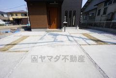 カースペースは並列2台分あります＾＾マイカー用に、お客さま用に、余裕を持ってご利用いただけます。