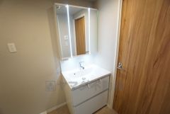 三面鏡裏収納付き洗面化粧台です＾＾ 歯磨きセットやスキンケア用品などの収納に便利ですね。