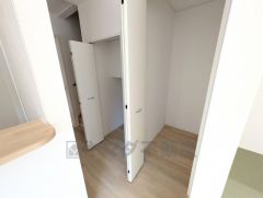 キッチン横には収納スペースがあります。食材の管理はもちろん、日用品などの収納にもご利用いただけます＾＾ 共有スペースにあるので、防災グッズや備蓄品の収納などにもおススメ。