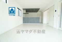 窓から光が差し込む明るいダイニングです＾＾
