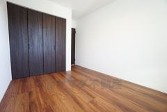 家具を選ばないナチュラルなフローリングとシンプルなクロスで、住む人のこだわりを活かす洋室＾＾広めのクローゼットもあり荷物もすっきり片付けられ、ゆとりのある暮らしが出来ます＾＾