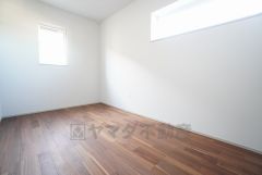 2面採光を確保した明るい室内は、風通しも良く、大変居心地の良い空間となっております。日当たりがよく、子供部屋としての利用もおすすめ。