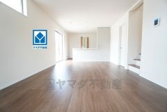 家族が集まる開放的なリビング。思い思いの時間を過ごしたり食事をしたり、素敵な団らんの場になりますね。