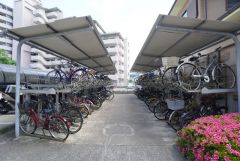 アプローチからの動線が良く、毎日の自転車の出し入れもスムーズに行えます＾＾日々の通勤・通学を快適にサポート。 