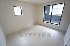 7帖。主寝室としてお使いいただけそうなこちらのお部屋は、日当たりが良く、爽やかな風を感じて起きる朝は、快適生活の始まりに。