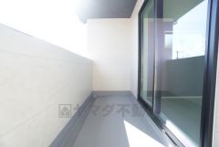 広々としたバルコニー。 天気のいい日にはお布団もまとめて干せそうですね＾＾日当たり、風通し良好です＾＾