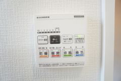 浴室暖房乾燥機には、暖房、乾燥、涼風、換気の4つの機能が付いています。タイマー付きです。換気・雨の日の洗濯も安心です＾＾