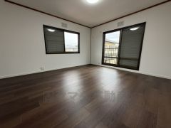 9.5帖。主寝室としてお使いいただけそうなこちらのお部屋は、日当たりが良く、爽やかな風を感じて起きる朝は、快適生活の始まりに。 