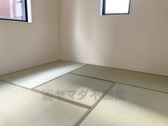 リビング隣には、ホッとできる和室を用意。客間としてはもちろん、お子様のお昼寝スペースや書斎としても活躍してくれそうです＾＾