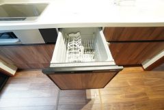 炊事時間を大幅に短縮できる食器洗浄乾燥機付き＾＾食器を洗う手間が減るので家族とのコミュニケーションの時間や自分の時間が増えますね。 