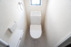 1階2階の2ヶ所にトイレがありますので、忙しい朝にも家族に気を使わず、ゆとりが生まれますね＾＾ 小窓付きで換気する時に便利です＾＾