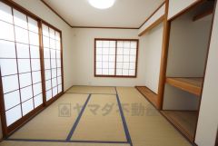 6帖。リビング隣には、ホッとできる和室を用意。客間としてはもちろん、お子様のお昼寝スペースや書斎としても活躍してくれそうです＾＾ 