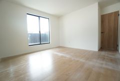 8.5帖。主寝室としてお使いいただけそうなこちらのお部屋は、日当たりが良く、爽やかな風を感じて起きる朝は、快適生活の始まりに。