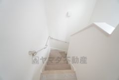 お子様も高齢の方も安心して上り下りができる手摺がついた安心設計です。