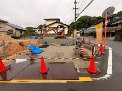 現地2026年6月撮影。 駐車スペースはゆとりある2台分を確保。マイカー用に、お客さま用に、余裕を持ってご利用いただけます。