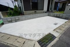 駐車スペースは建物前と横の2台分を確保。マイカー用に、お客さま用に、余裕を持ってご利用いただけます＾＾ 