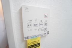 雨の日の洗濯も安心できる浴室暖房乾燥機付き浴室。リモコンで操作もボタン1つで簡単。