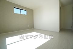 主寝室としてお使いいただけそうなこちらのお部屋は、日当たりが良く、爽やかな風を感じて起きる朝は、快適生活の始まりに＾＾