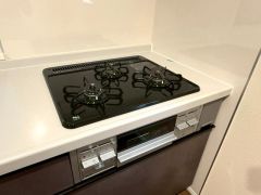 3種類の料理が同時に調理できる、3口ガスコンロ。忙しい夕食の支度時間が短縮できて効率よくお料理が楽しめます。
