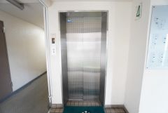 重い荷物を運ぶのにも便利なエレベーター付です。