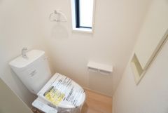 1階2階の2ヶ所にトイレがありますので、忙しい朝にも家族に気を使わず、ゆとりが生まれますね＾＾ 小窓付きで換気する時に便利です＾＾
