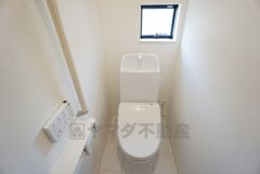 1階2階の2ヶ所にトイレがありますので、忙しい朝にも家族に気を使わず、ゆとりが生まれますね＾＾ 小窓付きで換気する時に便利です＾＾ 