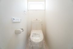 1階2階の2ヶ所にトイレがありますので、忙しい朝にも家族に気を使わず、ゆとりが生まれますね＾＾ 小窓付きで換気する時に便利です＾＾