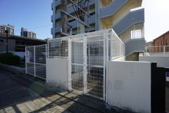 居住者専用ゴミステーション。 お部屋をいつでもスッキリと保つための嬉しい設備です。 戸別収集と違い、他人の目に触れにくいのも安心できますね。 