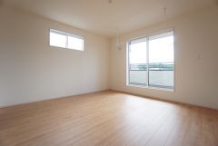 主寝室としてお使いいただけそうなこちらのお部屋は、日当たりが良く、爽やかな風を感じて起きる朝は、快適生活の始まりに。